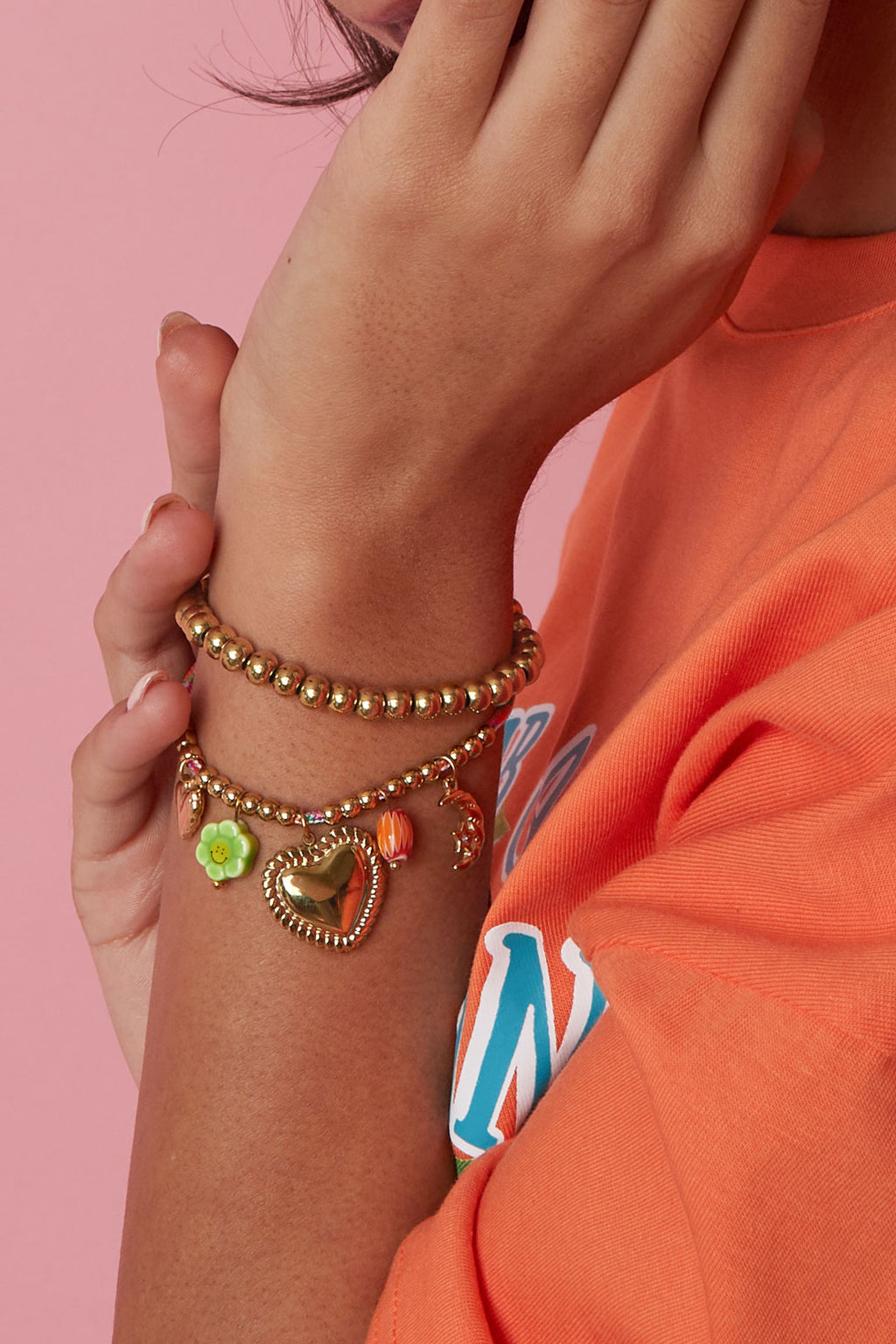 Kleurrijk koord armband met variërende hangers en kralen